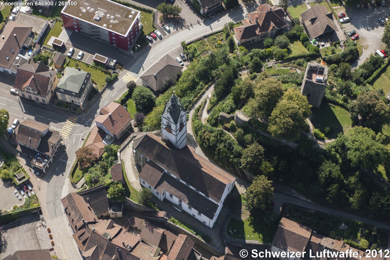 Stadtkirche Laufenburg, erbaut zwischen 1439 und 1510 im Stile der Gotik. Die Fenster im Kirchenschiff sind barockisiert. - Aufgrund seiner Lage auf einem Hügel hat das Bauwerk eine unregelmässigen schiefwinkligen Grundriss.